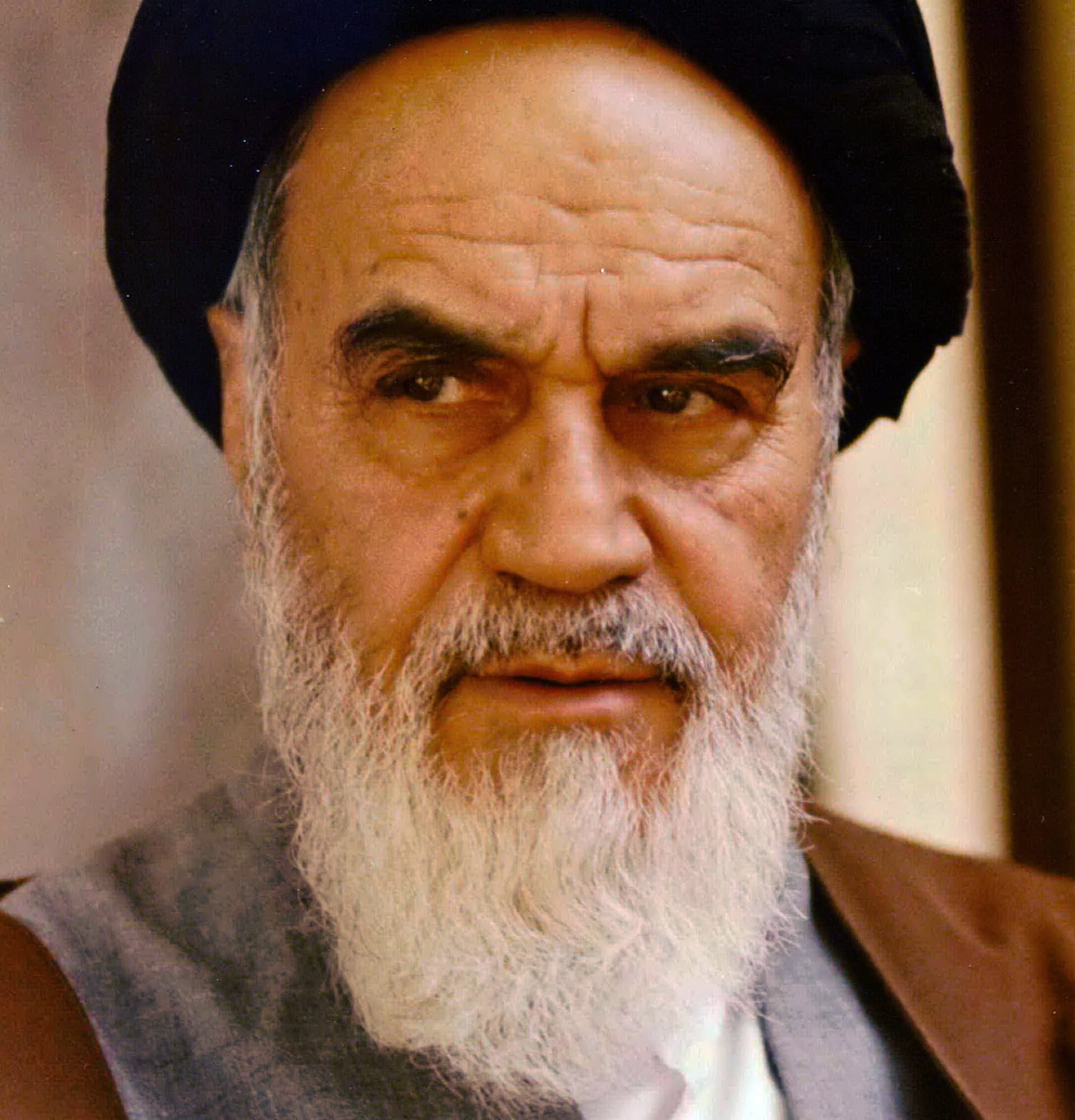 Read more about the article Iran: Ayatollah Khomeini går i graven med blodige hænder