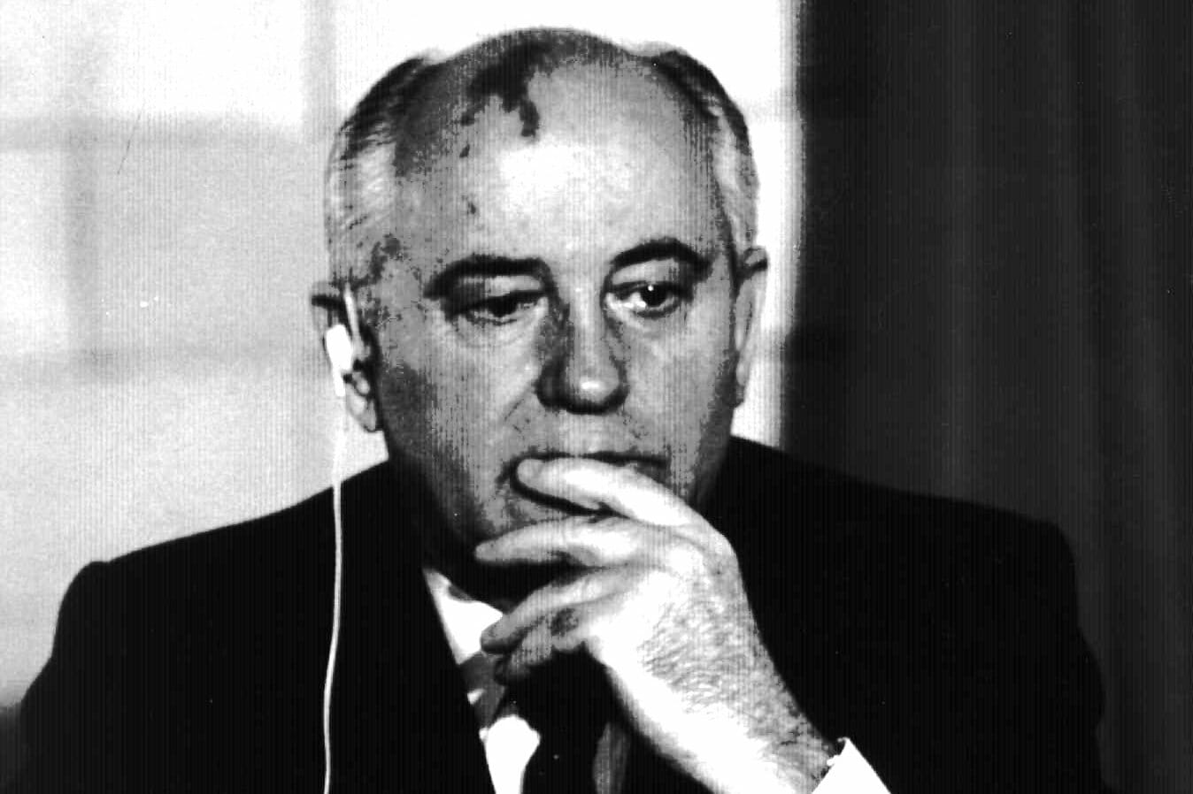Read more about the article Verden chokeret over fjernelsen af Gorbatjov