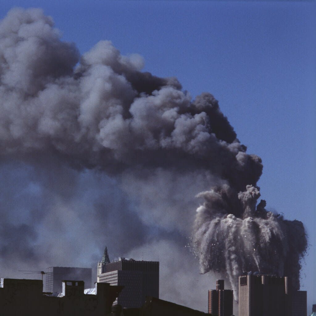 Read more about the article 16.03: En af bygningerne i World Trade Center kollapser