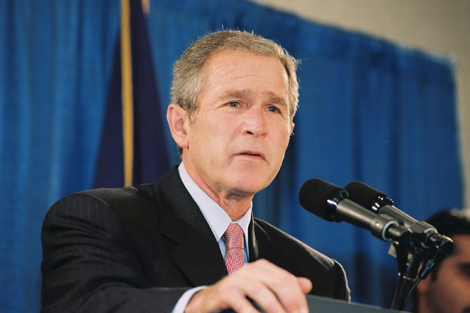 Read more about the article Bush afviser Taliban-tilbud om at retsforfølge Osama bin Laden for 11. september