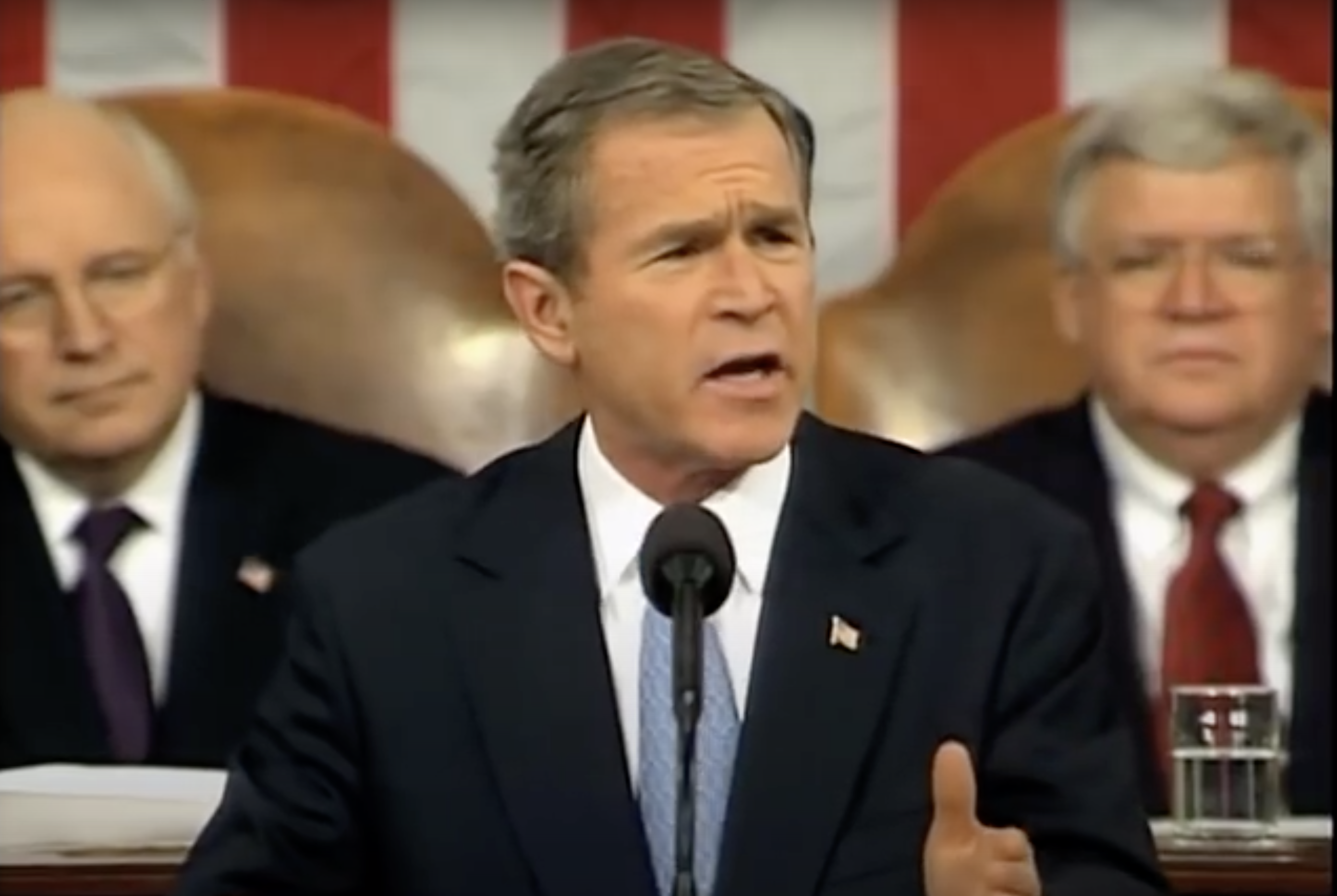 Read more about the article Bush lover kamp mod terrorisme og advarer “ondskabens akse”
