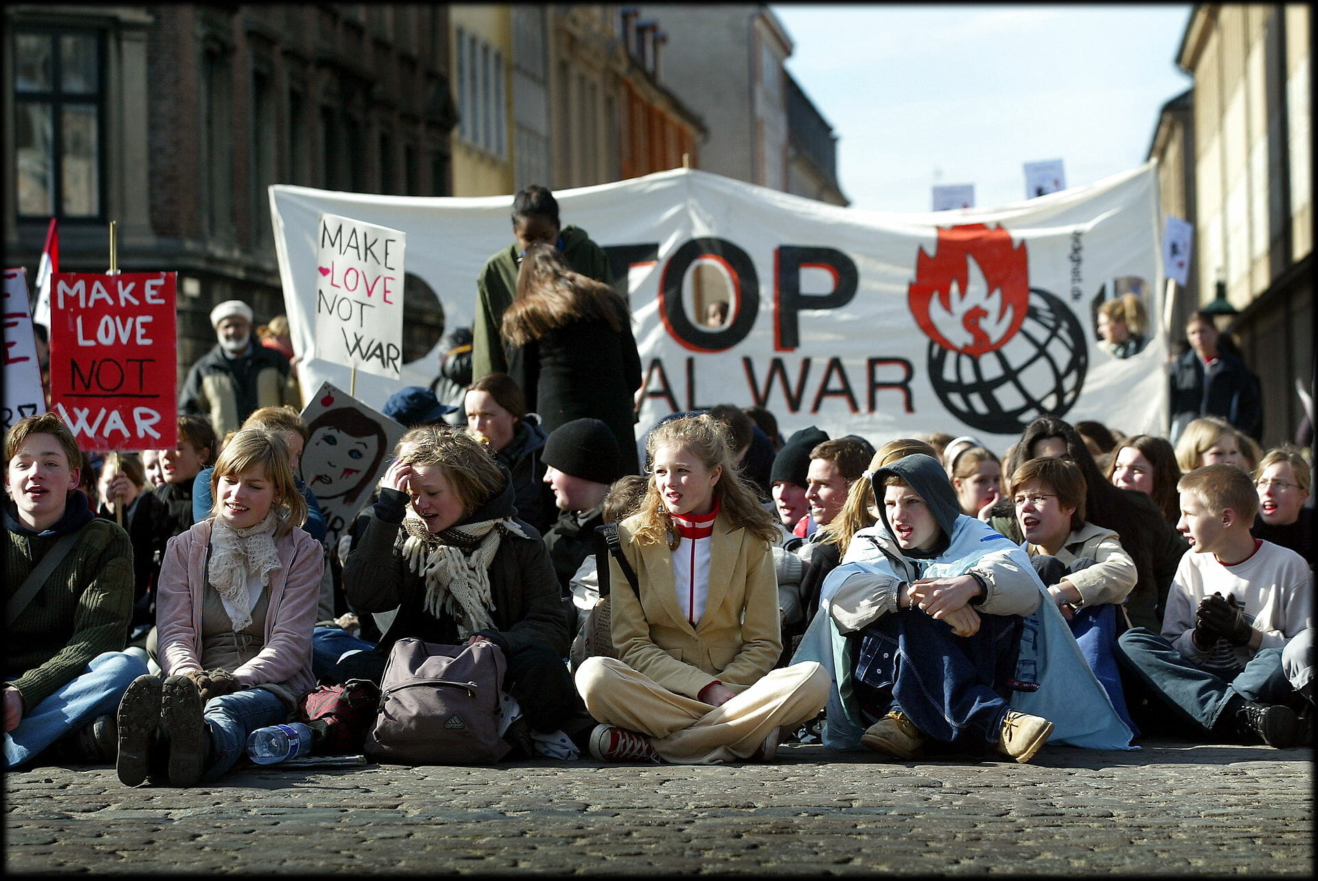 Read more about the article Hele verden går på gaden for at demonstrere imod Irak-krig