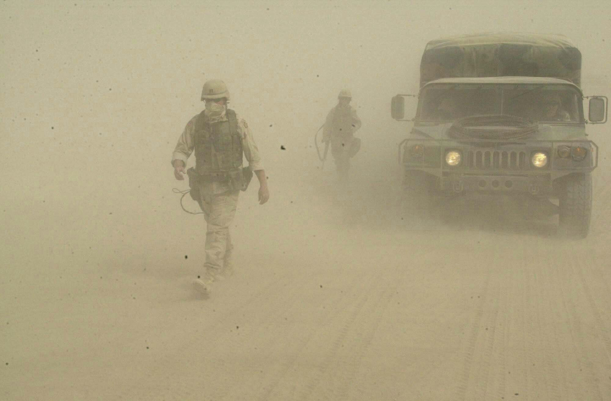 Read more about the article Landstyrker invaderer det sydlige Irak