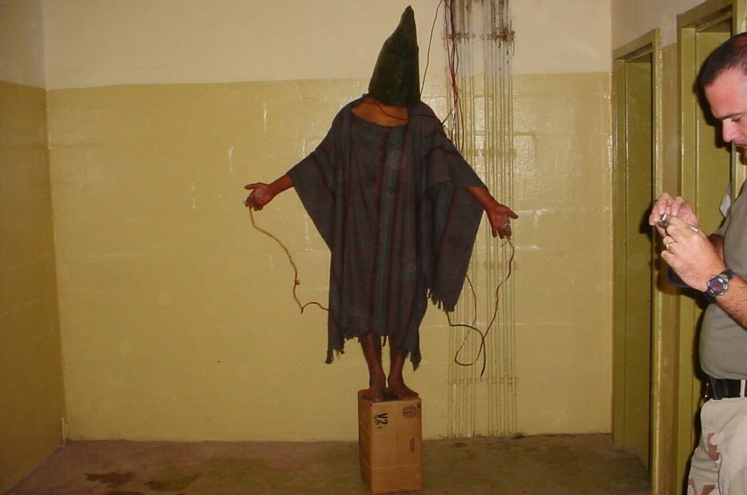 Read more about the article Irak: George Bush fordømmer mishandling af fanger i Abu Ghraib-fængslet