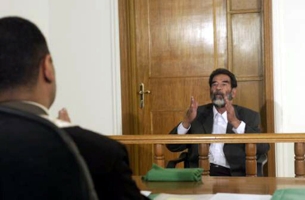 Read more about the article Trodsig Saddam fremstillet for irakisk domstol