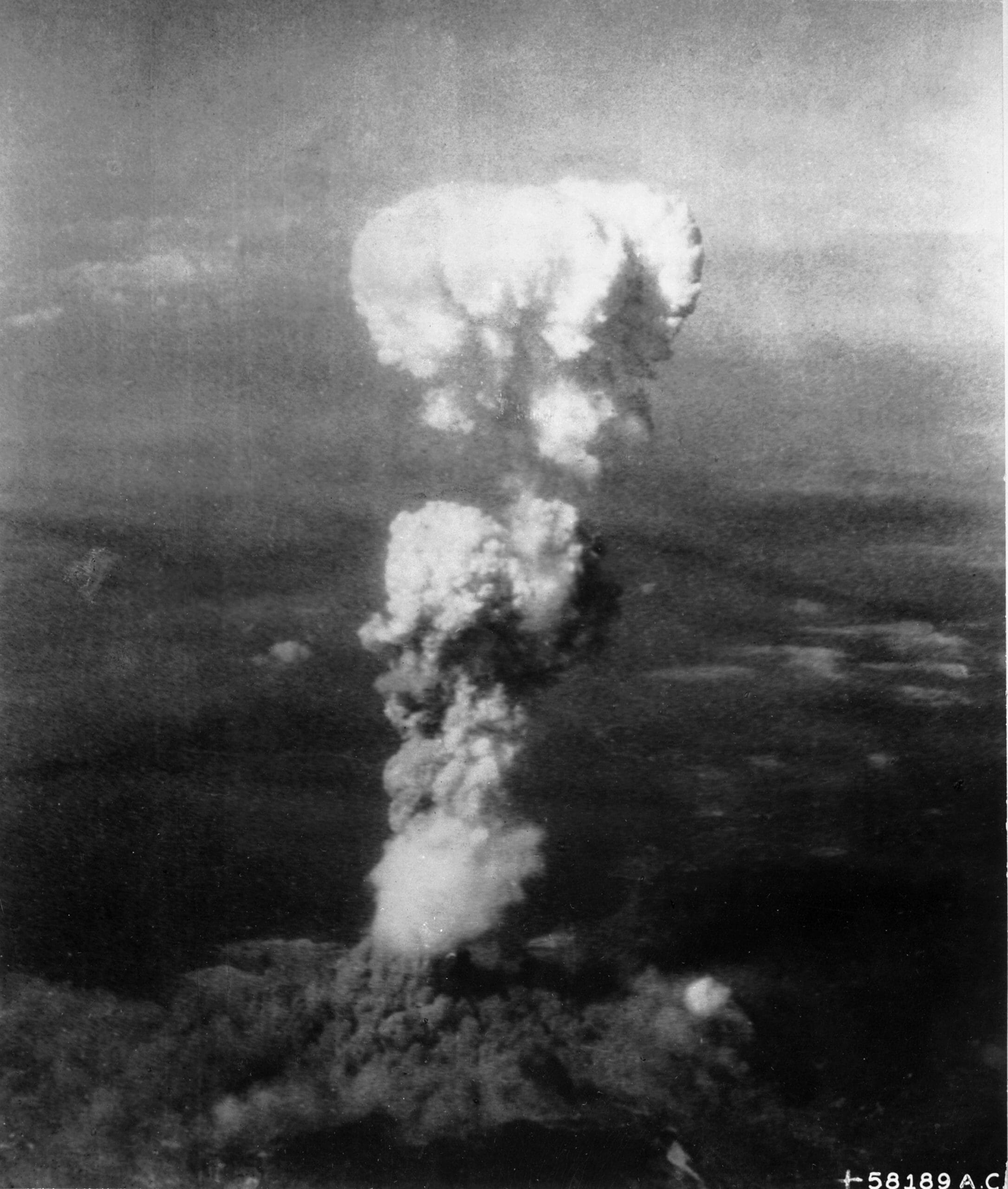 Read more about the article Et altødelæggende lysglimt sønderrev himlen over Hiroshima