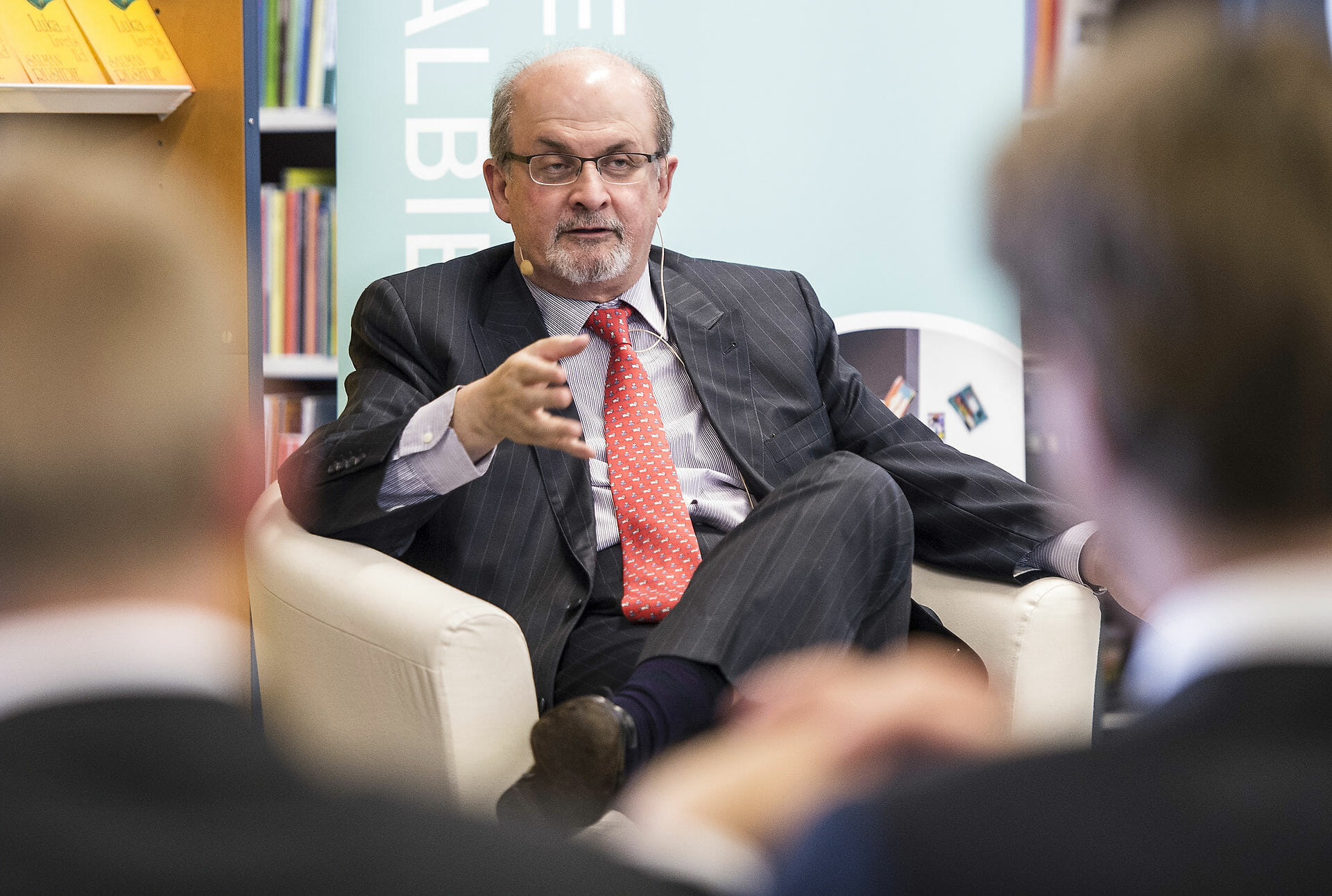 Read more about the article Salman Rushdie efter massakre: Religion skal udsættes for satire