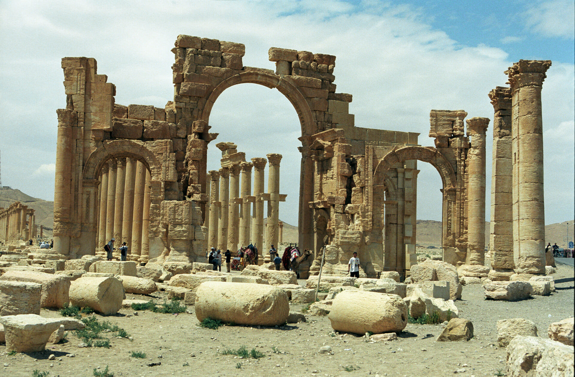 Read more about the article Islamisk Stat sprænger triumfbue i Palmyra i stykker