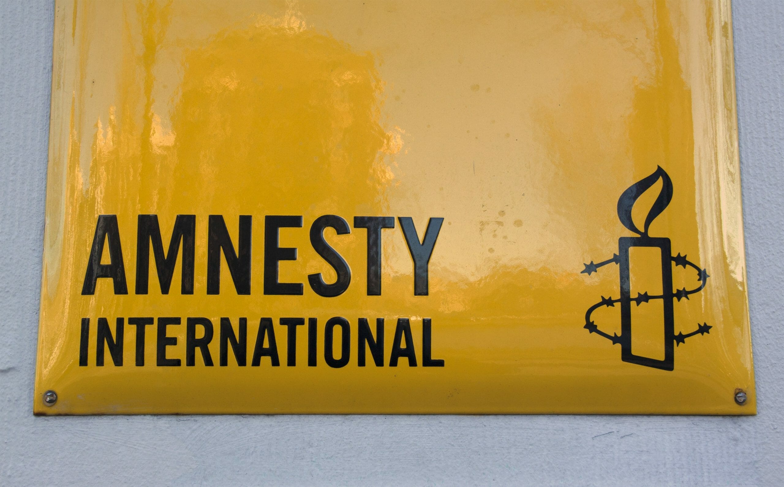 Read more about the article Amnesty advarer mod ”os-og-dem”-retorik