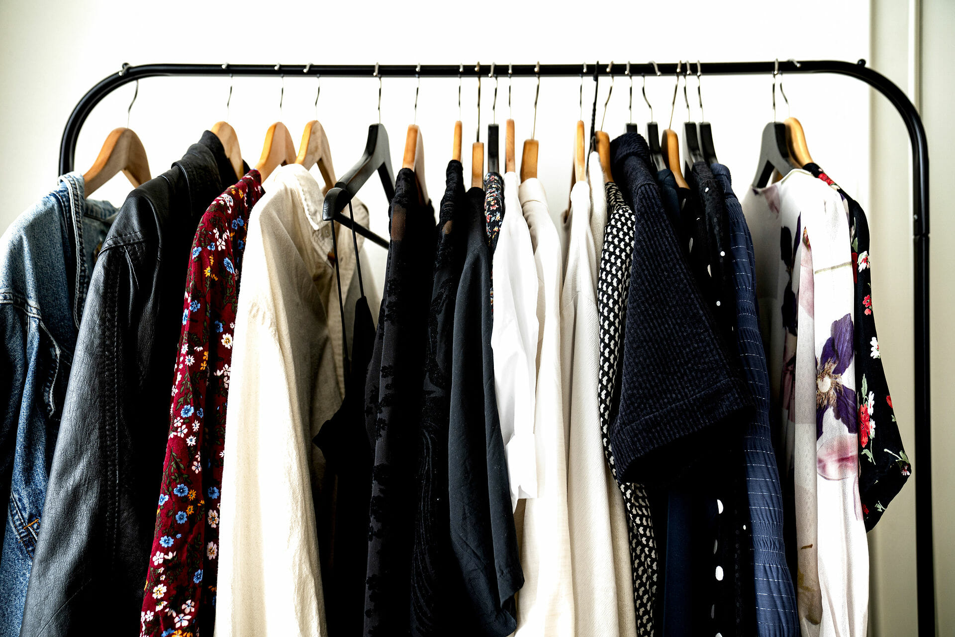 Read more about the article Vi køber 16 kilo tøj om året, men lader de fem blive i skabet