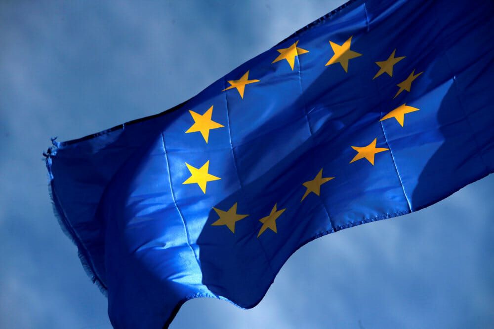 Read more about the article Historisk stor opbakning: To ud af tre bakker op om EU