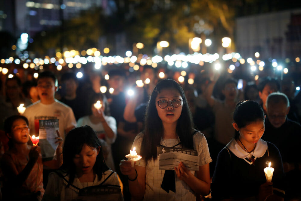 Read more about the article Med titusinder af lys mindes Hongkong massakren i Beijing