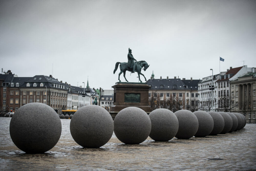 Read more about the article Christiansborg Slotsplads er terrorsikret med granitkugler