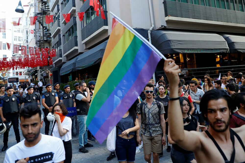 Read more about the article Tyrkisk politi skyder tåregas mod forbudt LGBT-parade