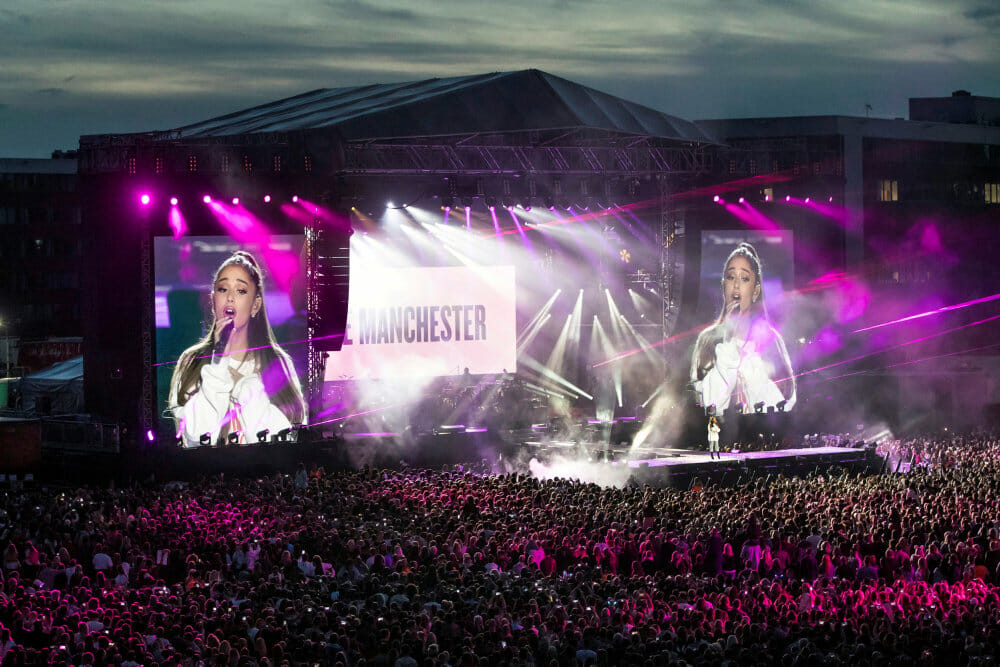 Read more about the article Ariana Grande til Manchester-fans: Tak for at være stærke
