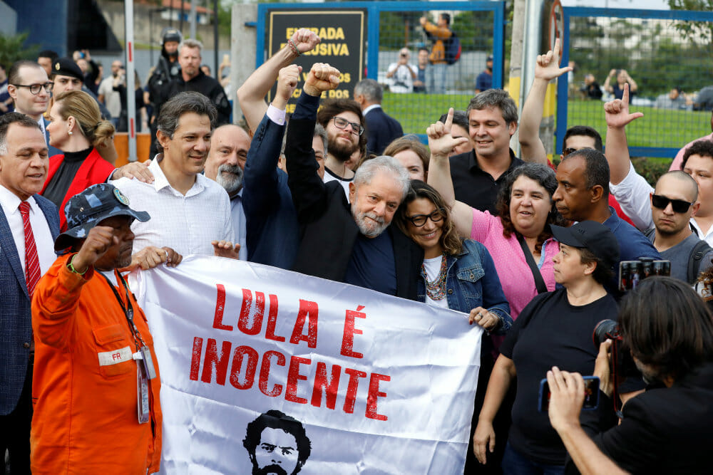 Read more about the article Tidligere præsident Lula forlader fængslet med næven knyttet