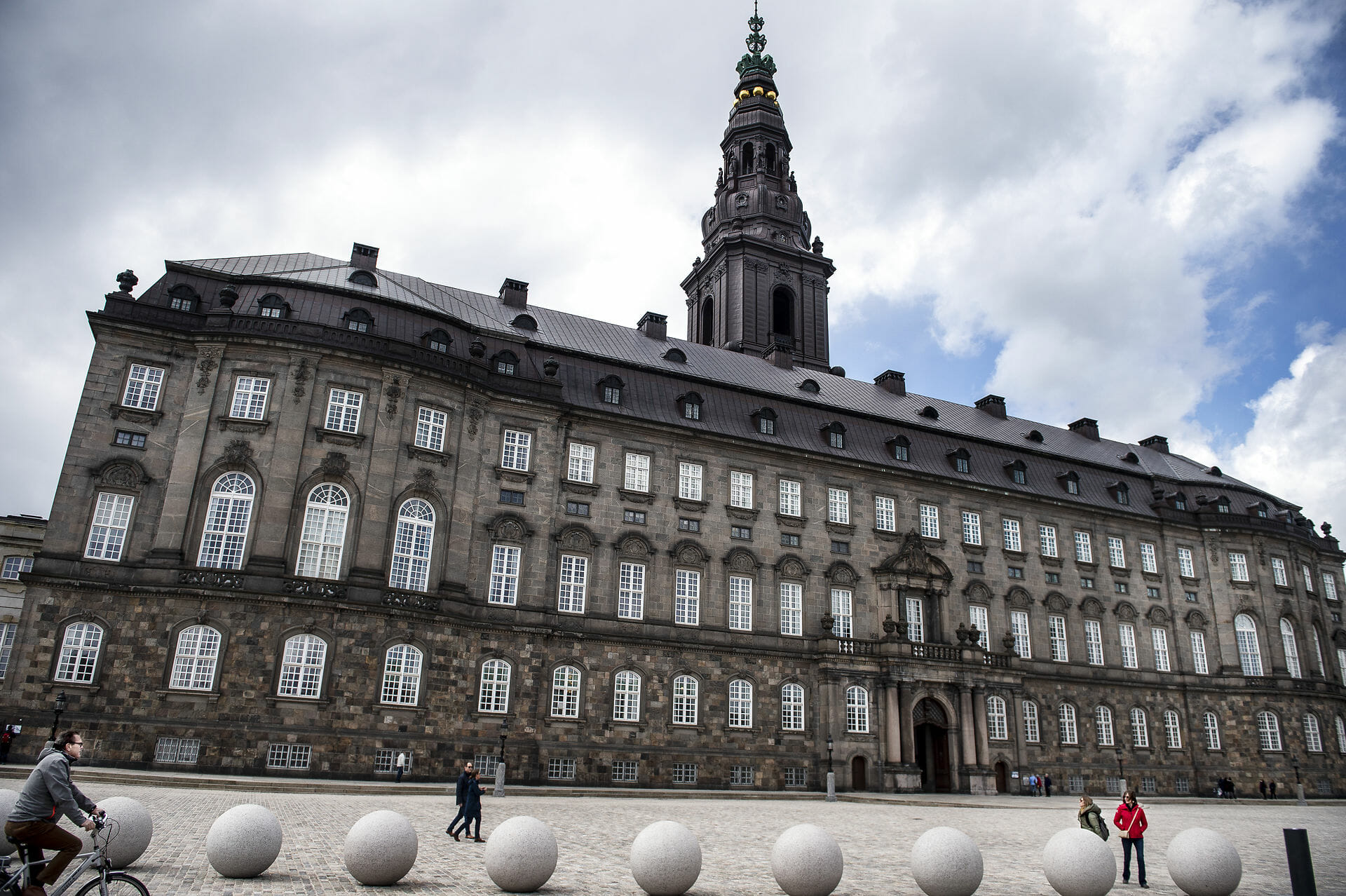 Read more about the article Hvor længe holder danskernes historisk høje tillid til ­politikerne?
