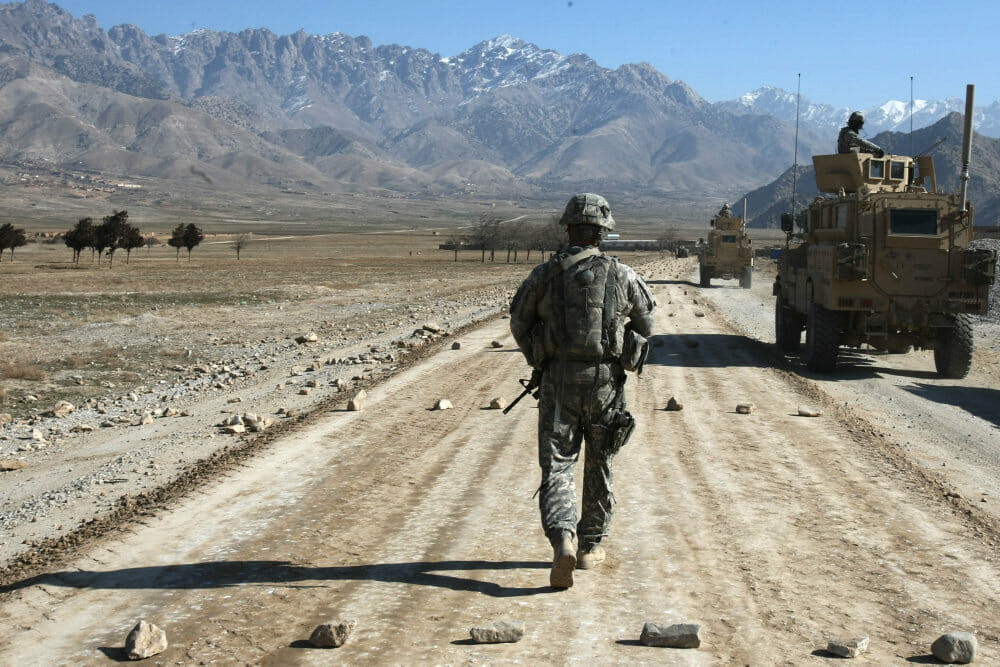 Read more about the article Taliban rykker frem i Afghanistan mens Vesten tager hjem