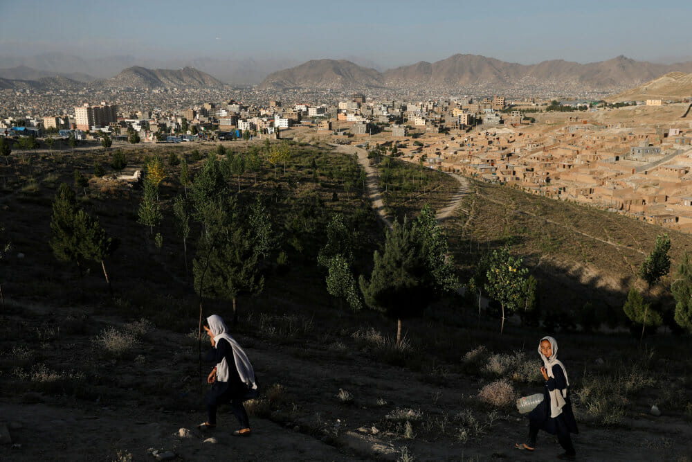 Read more about the article Afghanske piger på flugt fra Taliban krydser grænsen til Tadsjikistan