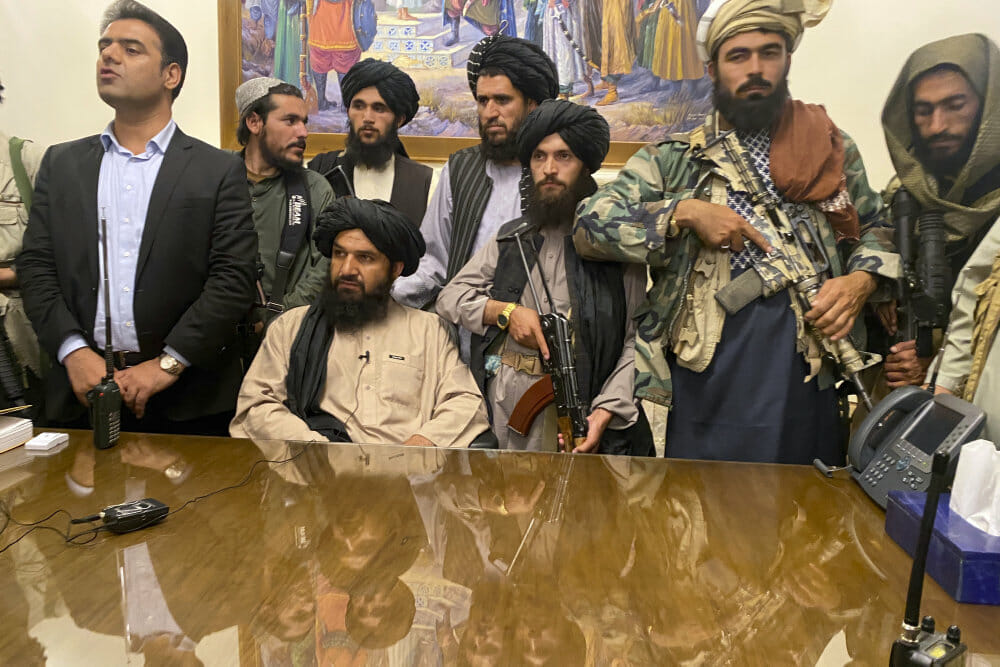 Read more about the article Taliban-krigere erklærer sejr fra præsidentpaladset i Kabul