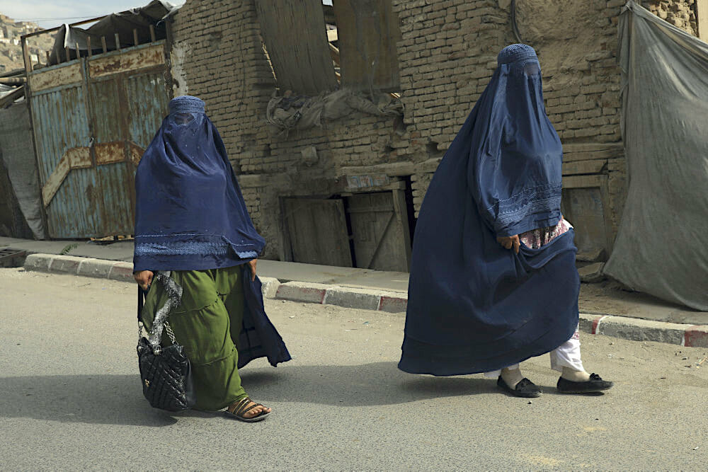 Read more about the article Efter to årtier er kvinders ansigter igen væk fra gaderne i Afghanistan