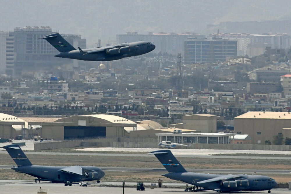 Read more about the article Sidste amerikanske fly er ude – roen sænker sig over Talibans Kabul