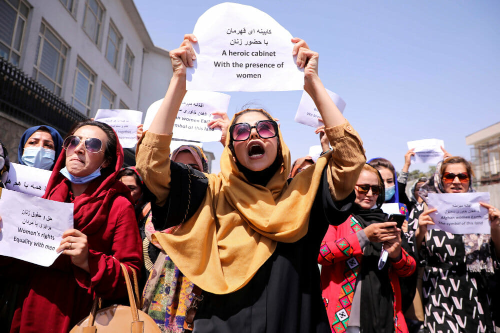 Read more about the article Kvinder demonstrerer og trodser Talibans tåregas og strømpistoler