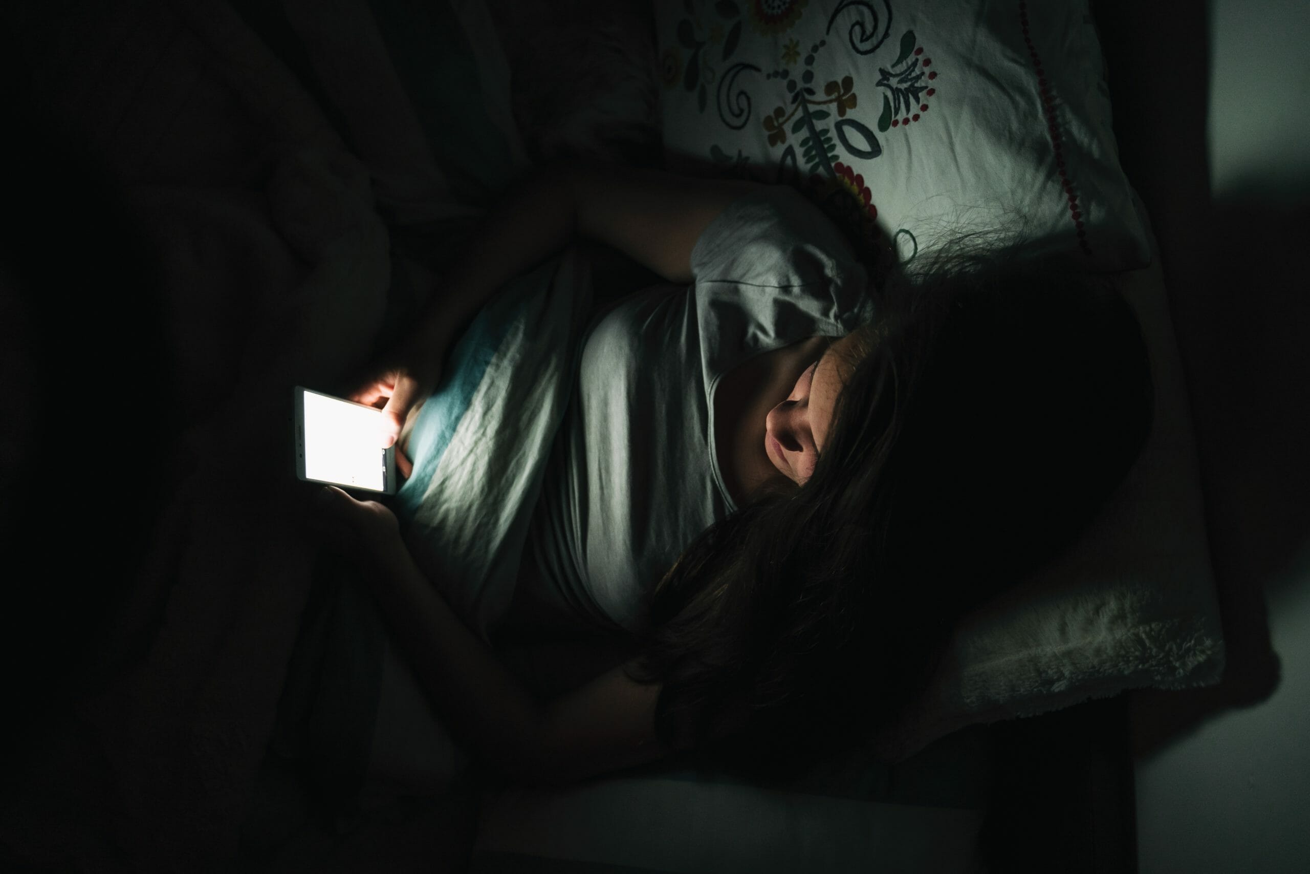 Read more about the article Studie viser at elektroniske medier forstyrrer børn og unges søvn