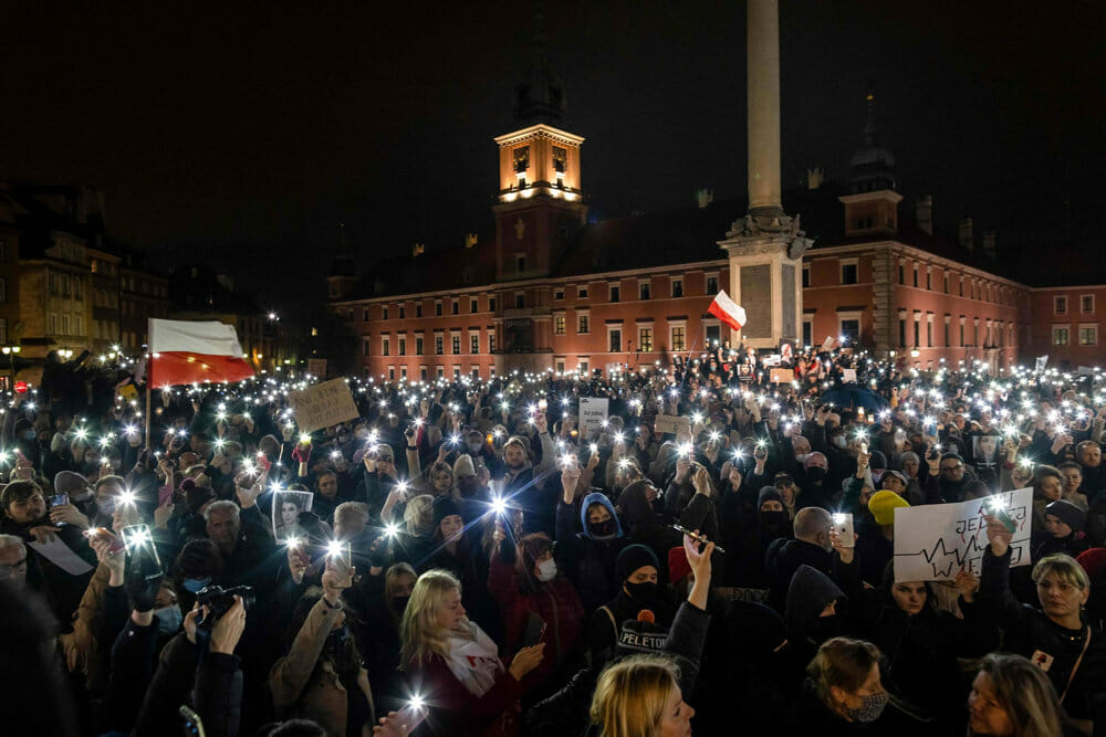 Read more about the article Kvindes død får tusinder på gaden i protest mod Polens nye abortlov