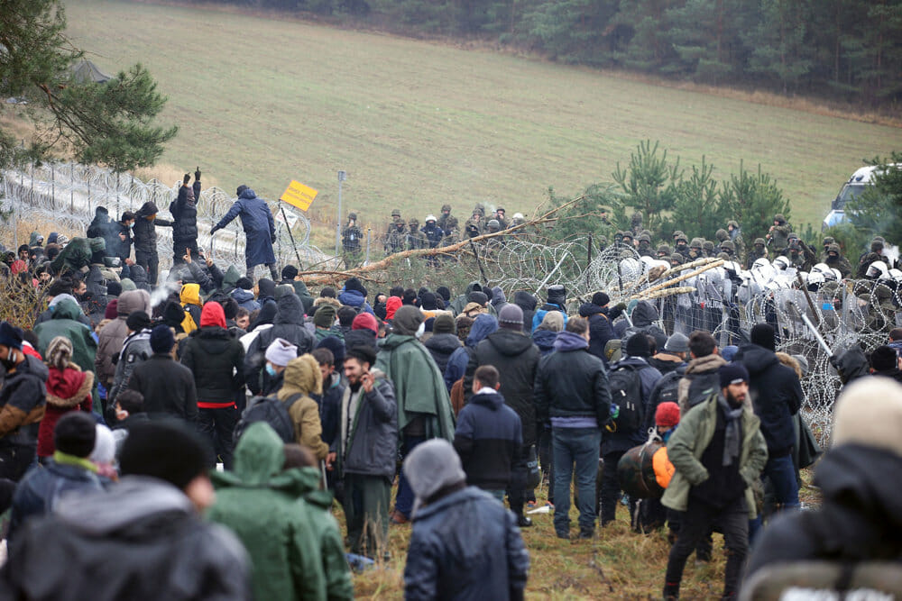Read more about the article Polen: Bevæbnede hviderussere presser migranter mod grænsen