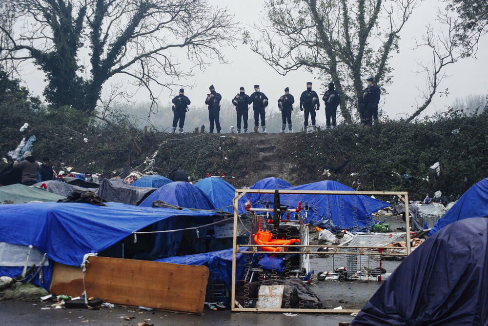 Read more about the article Fransk politi rydder slumlejr med 1500 migranter ved Dunkirk