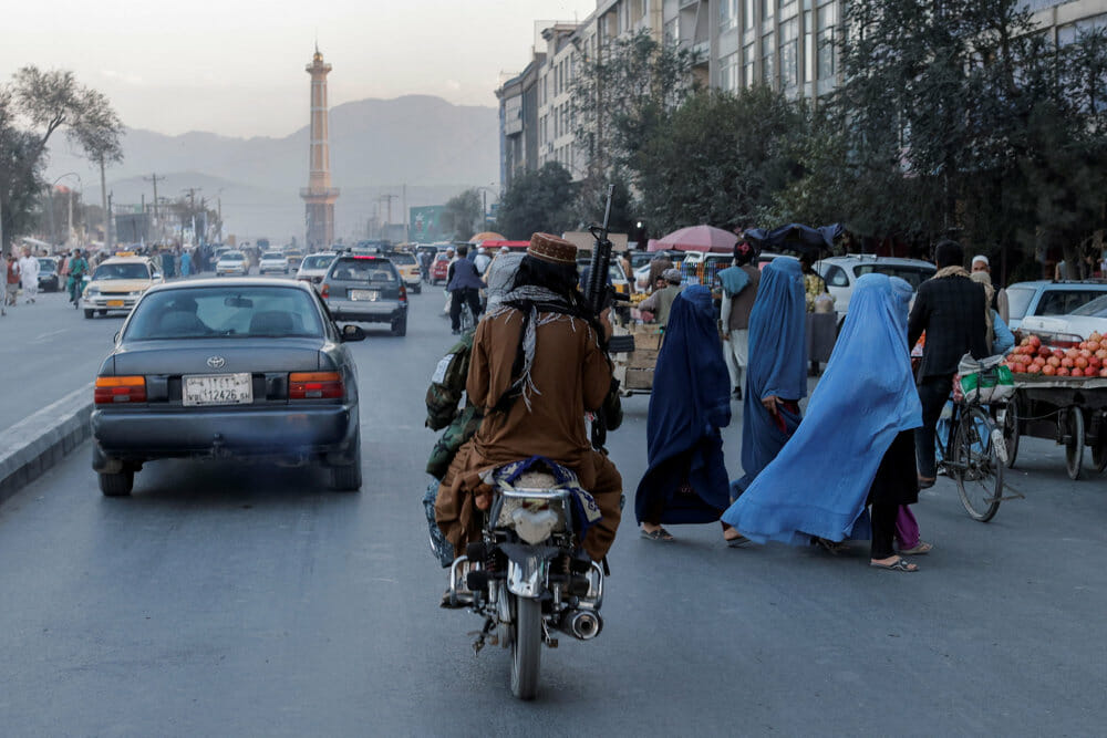 Read more about the article Taliban beder afghansk tv droppe kvindelige skuespillere