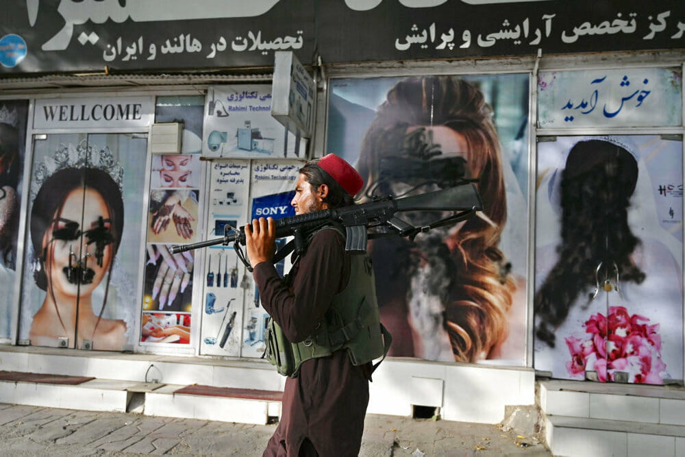 Read more about the article Taliban kræver hovederne hugget af butikejeres mannequindukker