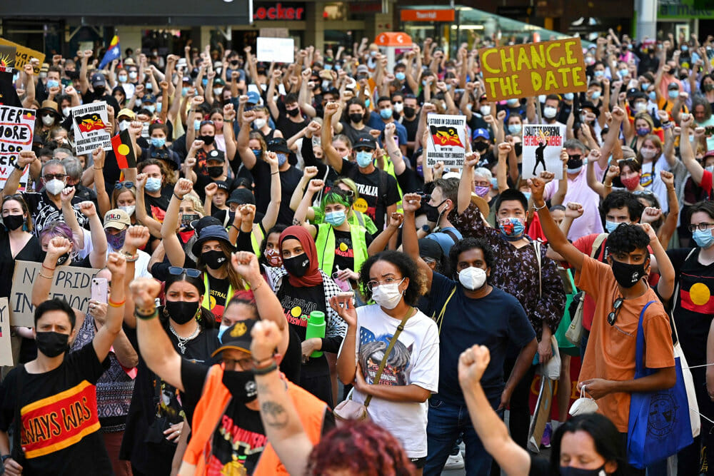 Read more about the article Tusindvis protesterer mod omstridt helligdag i Australien