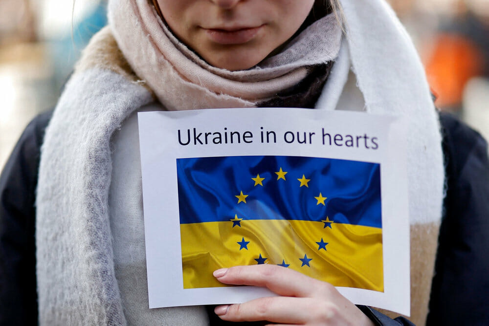 Read more about the article Europæere i titusindvis viser støtte til Ukraine på gader og pladser