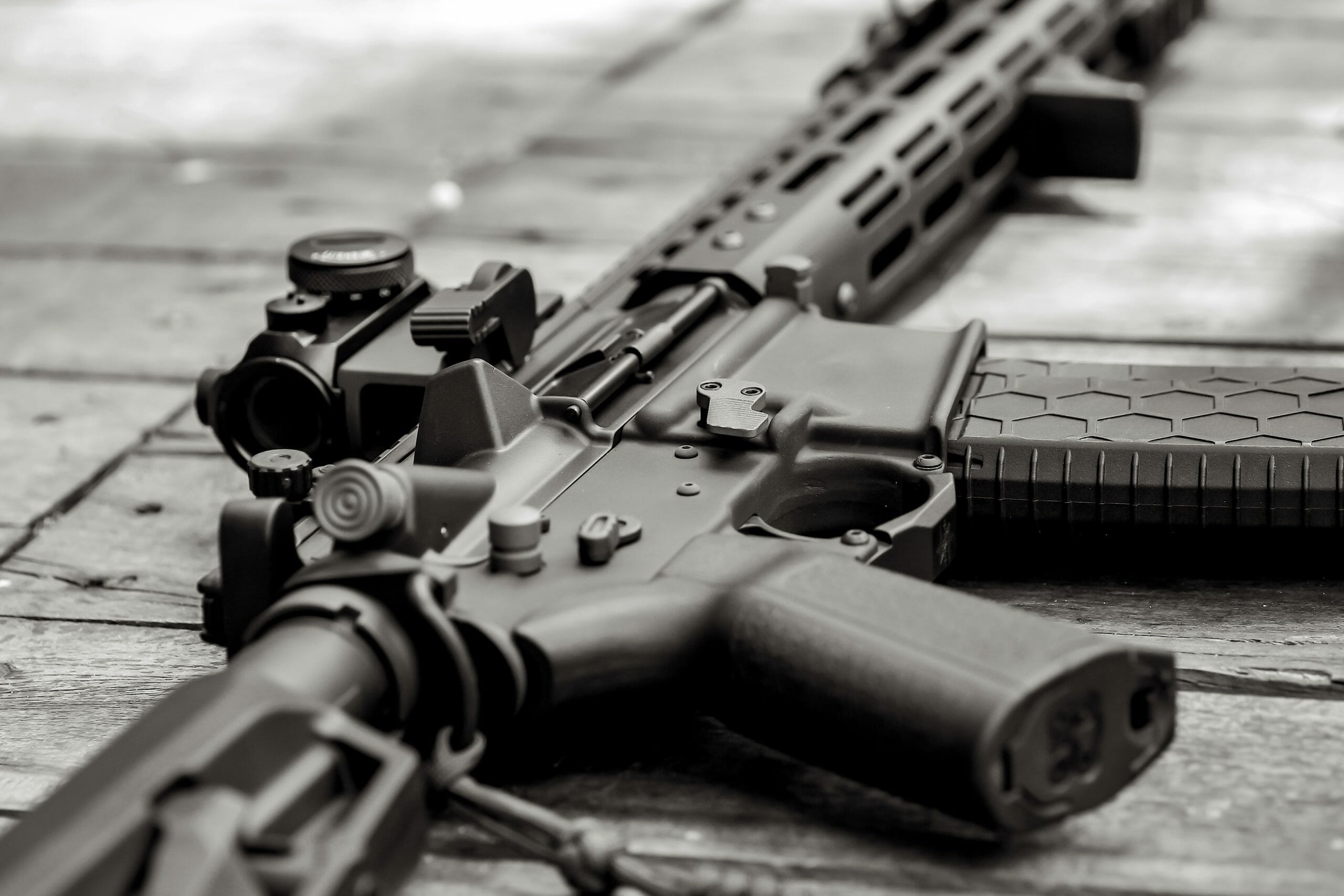 Read more about the article Amerikansk våbenproducent indgår forlig om skoleskyderi