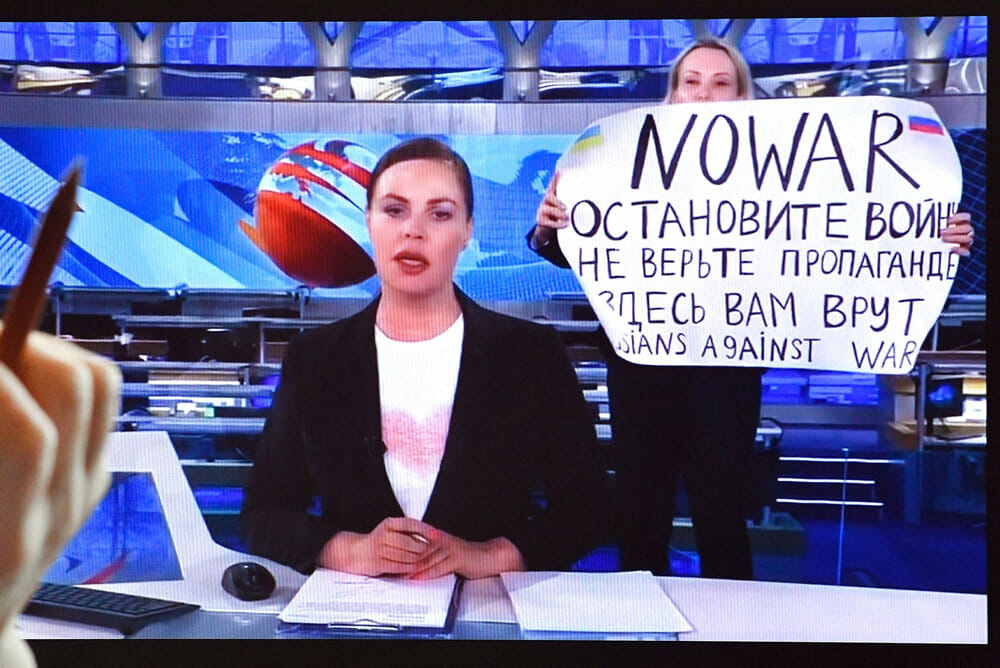 Read more about the article Modig journalist afbrød russisk tv med opråb mod krigen i Ukraine
