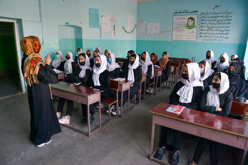 Read more about the article Taliban beordrer pigeklasser lukket få timer efter genåbning