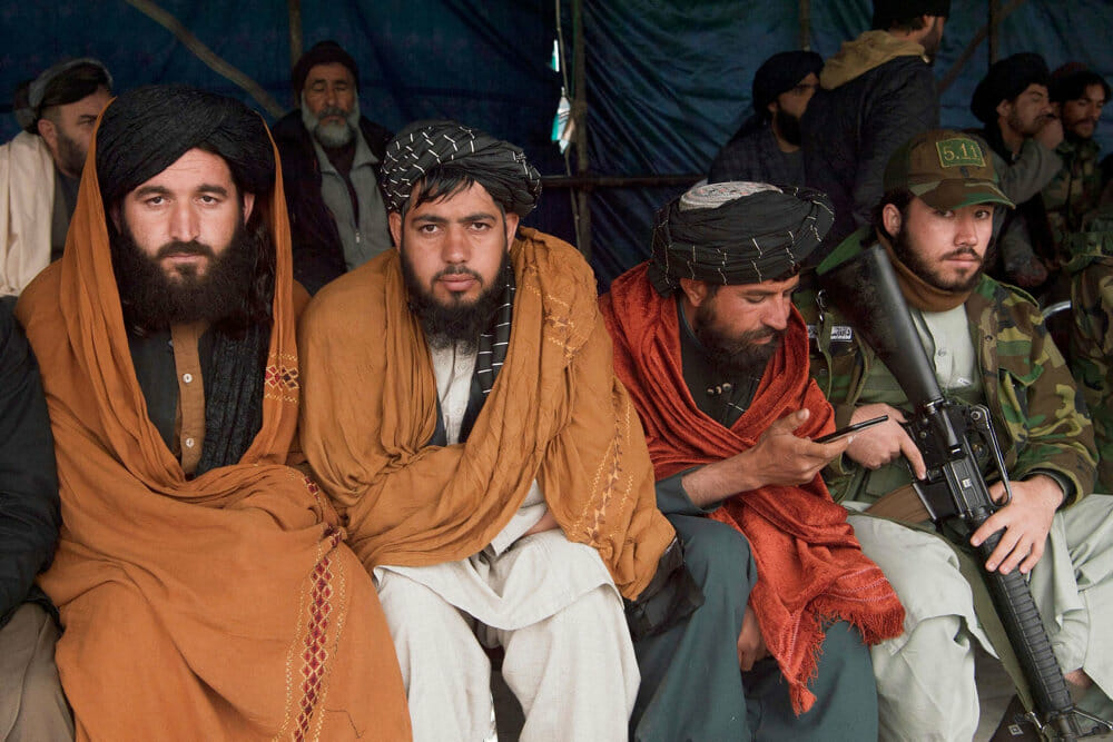 Read more about the article Taliban beordrer mænd med skæg og flyveforbud for enlige kvinder