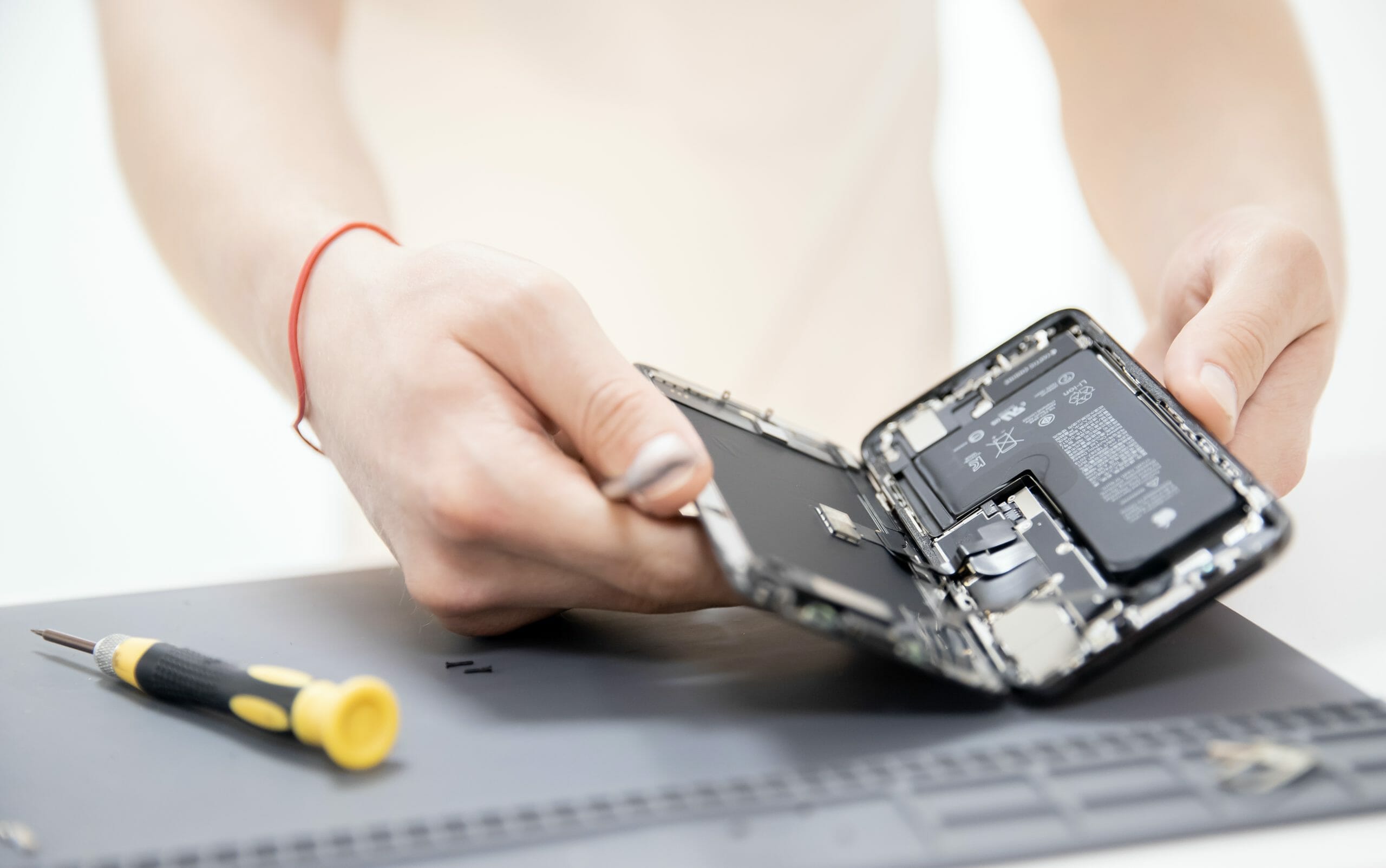 Read more about the article EU vil sikre at du kan få din telefon repareret