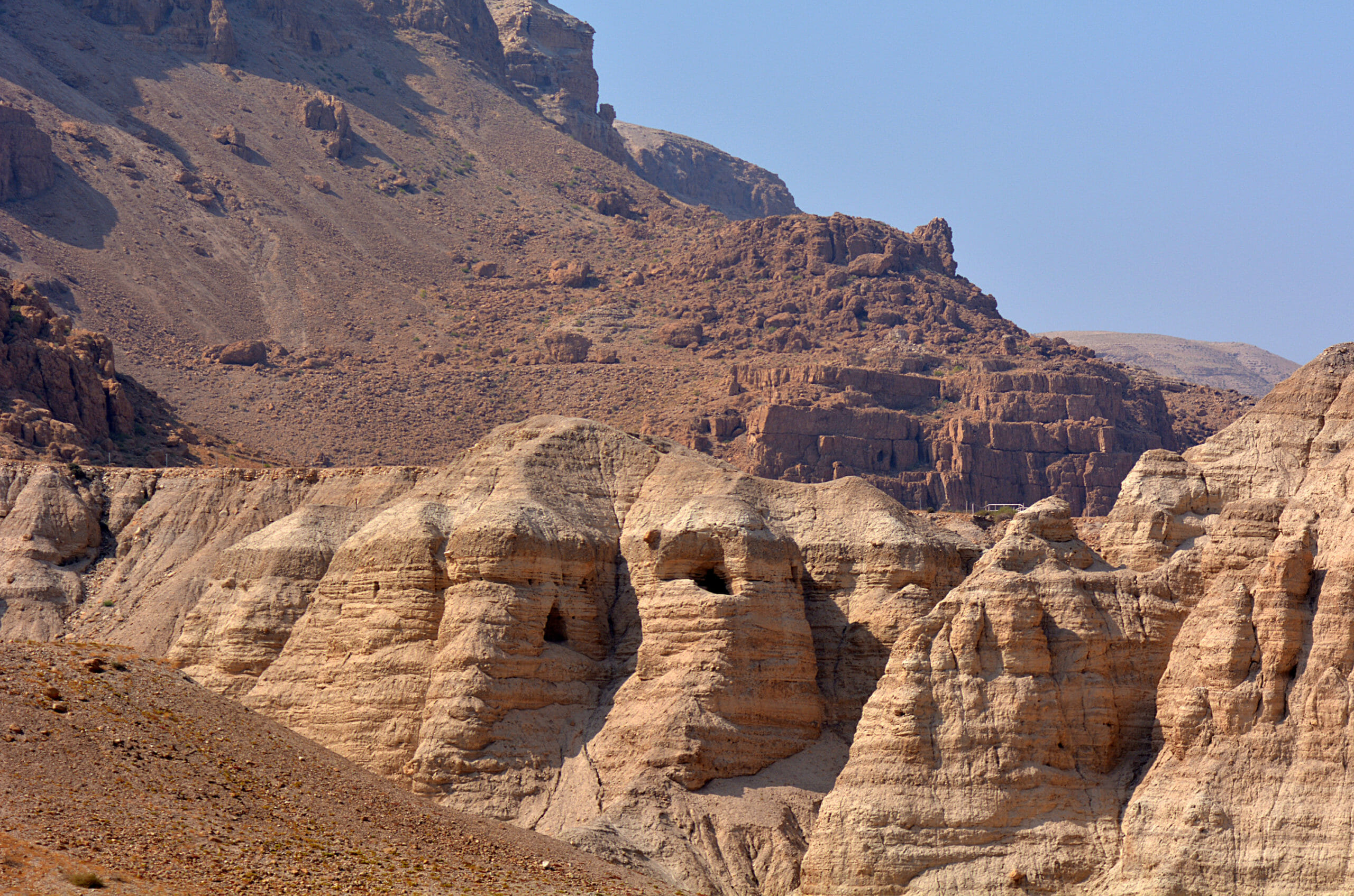Read more about the article 75 år siden hyrder fandt de første Dødehavsruller skjult i klippehule