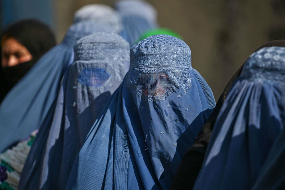 Read more about the article Taliban strammer grebet og sender kvinder tilbage i den blå burka