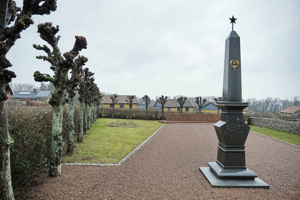 Read more about the article Russisk obelisk på Bornholm udsat for blåt og gult hærværk