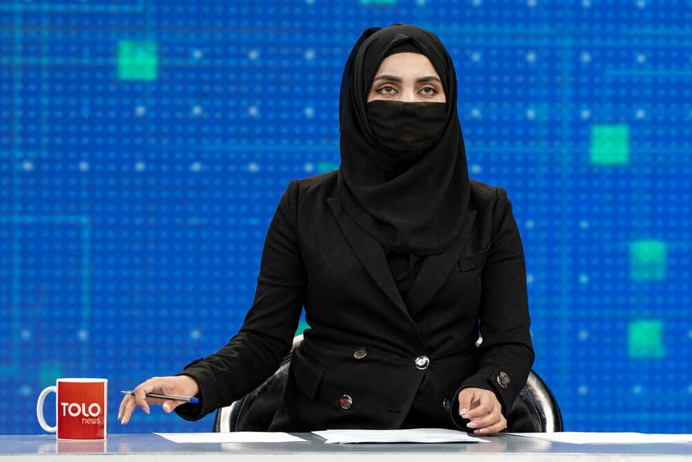Read more about the article Kvindelige tv-studieværter i Afghanistan påtvinges slør af Taliban