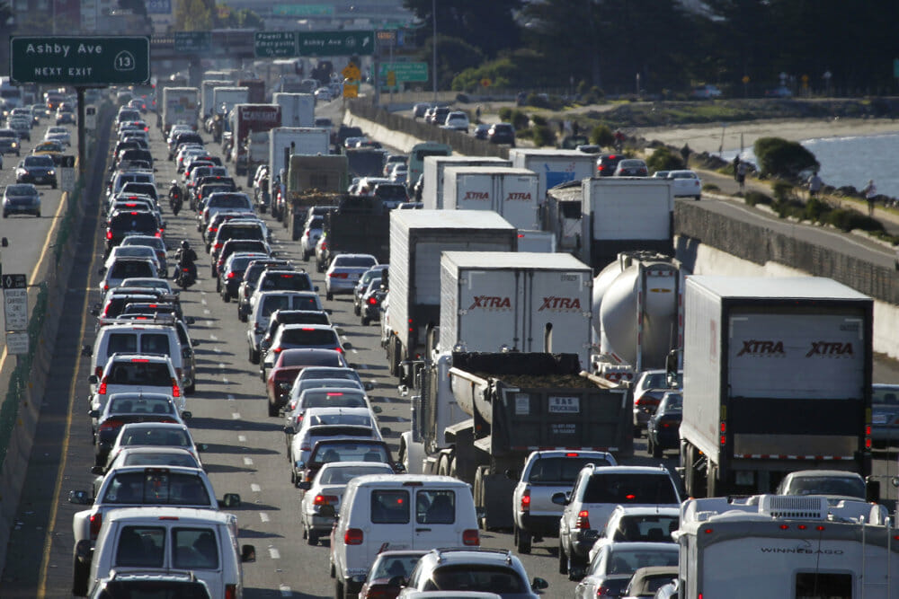 Read more about the article Californien vil forbyde salg af nye benzinbiler fra 2035