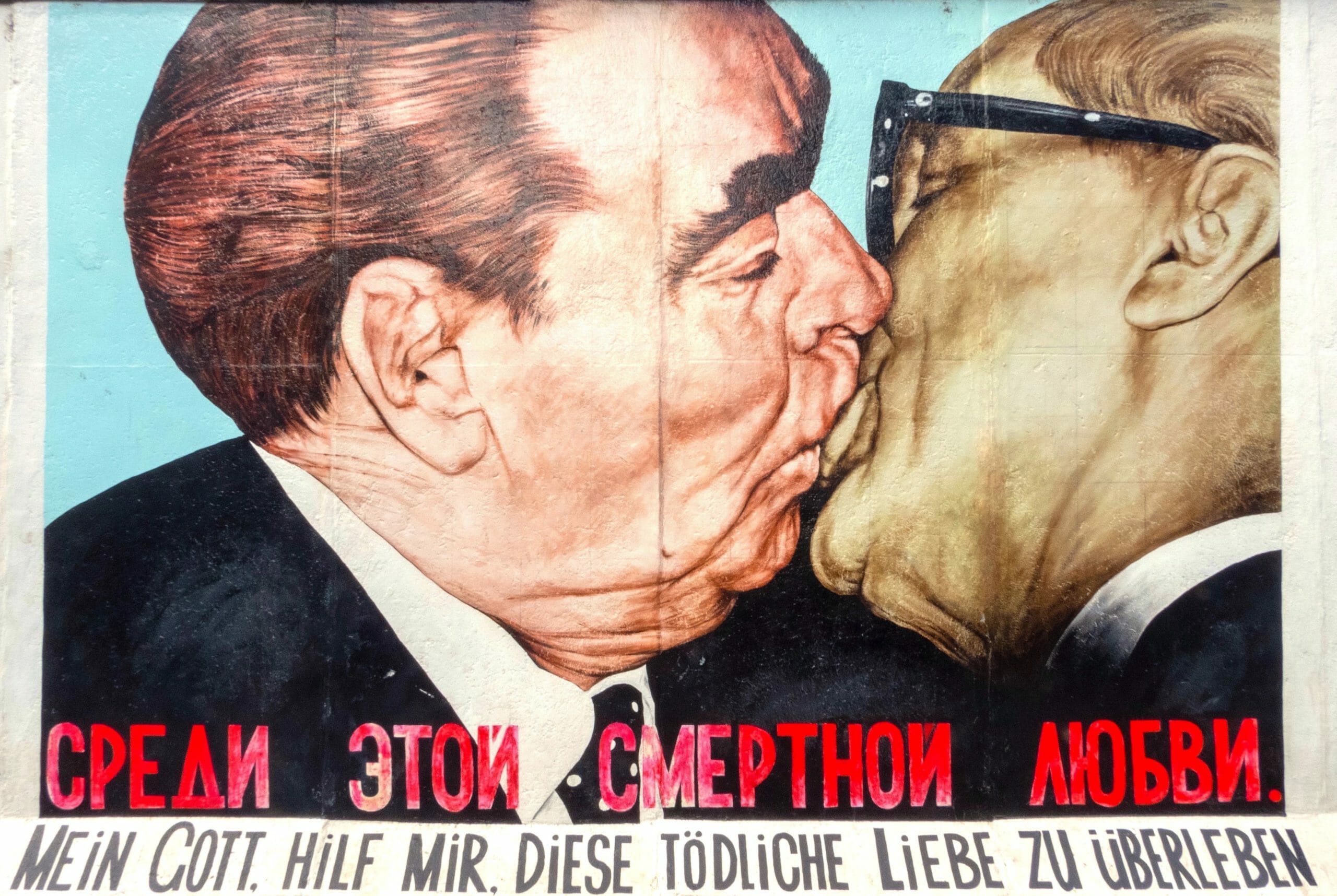 Read more about the article Den russiske kunstner bag ikonisk kys på Berlinmuren er død