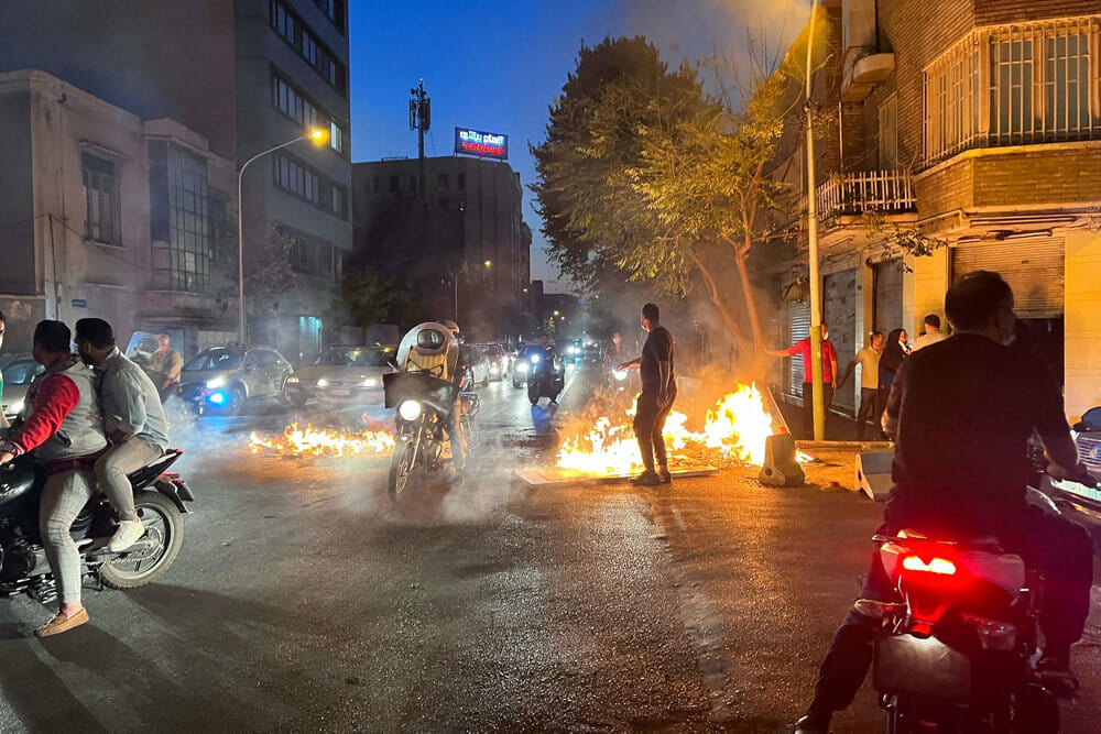 Read more about the article Iranske unge fortsætter protester: Vi er ikke bange længere!