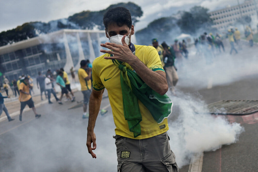 Read more about the article Vrede Bolsonaro-tilhængere stormer Brasiliens parlament
