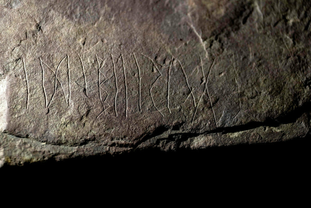 Read more about the article Arkæologer finder verdens ældste kendte runesten i Norge