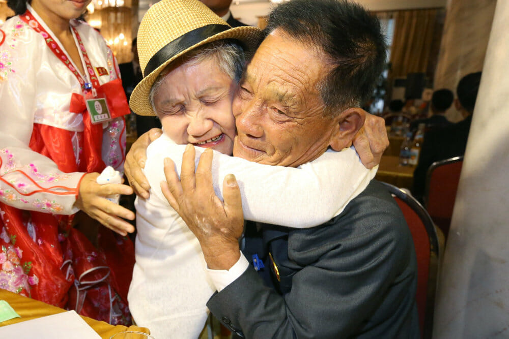 Read more about the article Koreanske familier udveksler sjældne kram på tværs af grænsen